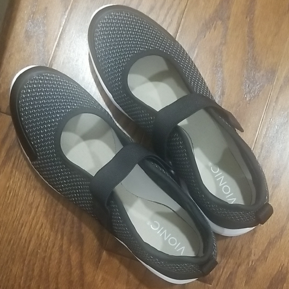 Vionic Women's Black and White Sneakers. Size 10w